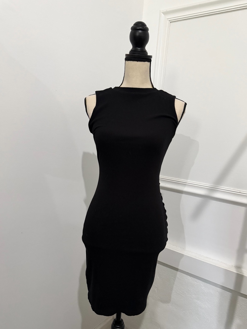 Sleeveless Black Midi Dress - Classic Slim Fit